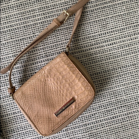 Tommy Hilfiger Handbags - Tommy Hilfiger leather bag